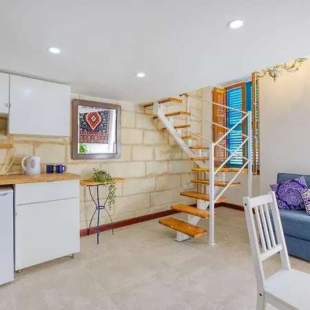 Stylish Loft With Maltese Balcony, 2 Min To Seafront Lejlighed