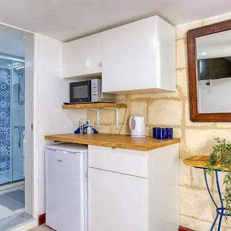 Stylish Loft With Maltese Balcony, 2 Min To Seafront Lejlighed