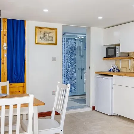 Stylish Loft With Maltese Balcony, 2 Min To Seafront