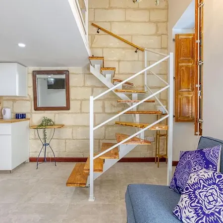 Stylish Loft With Maltese Balcony, 2 Min To Seafront *
