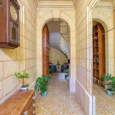 Stylish Loft With Maltese Balcony, 2 Min To Seafront Lejlighed