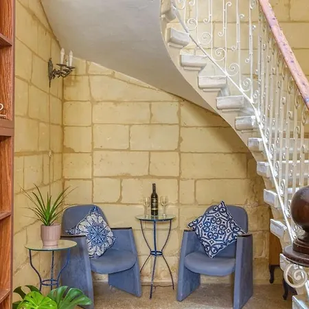 Lejlighed Stylish Loft With Maltese Balcony, 2 Min To Seafront Sliema