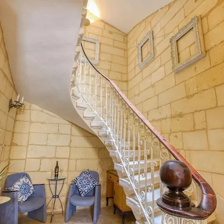 Stylish Loft With Maltese Balcony, 2 Min To Seafront *