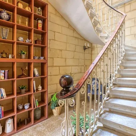 Lejlighed Stylish Loft With Maltese Balcony, 2 Min To Seafront Sliema