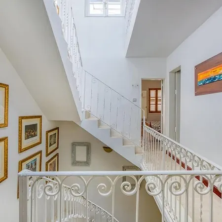 Lejlighed Stylish Loft With Maltese Balcony, 2 Min To Seafront